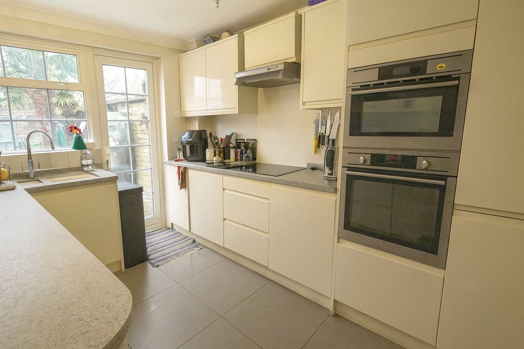 Property photo 3 of 9 Kitchen