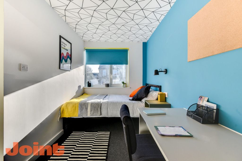 Property photo 1 of 6 Bright, Modern Single Bedroom With A Comfortable B...