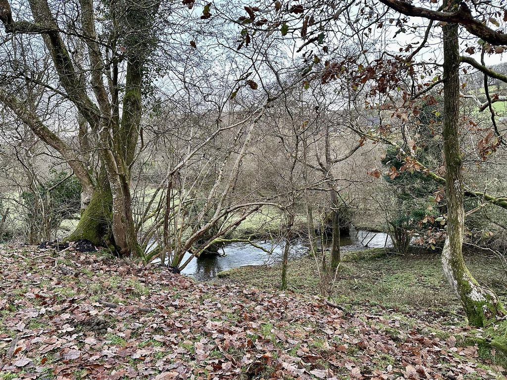 Property photo 3 of 10 Stream