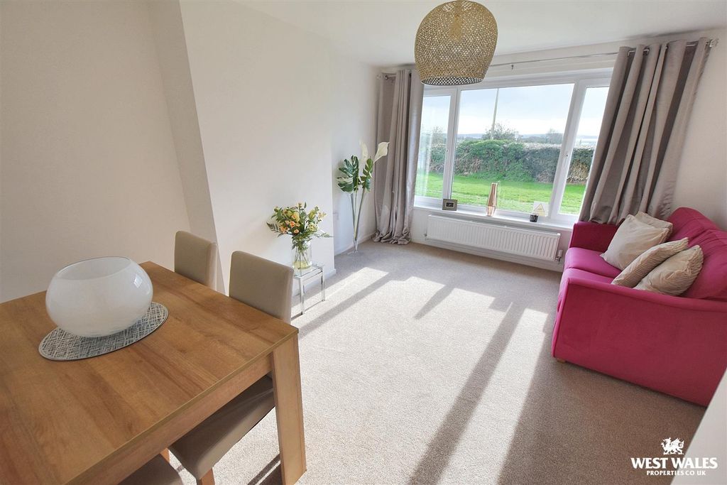 Property photo 2 of 14 6 - 2025-10-26T201757.080.Jpg