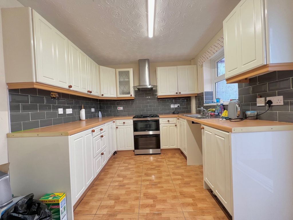 Property photo 2 of 9 Kitchen