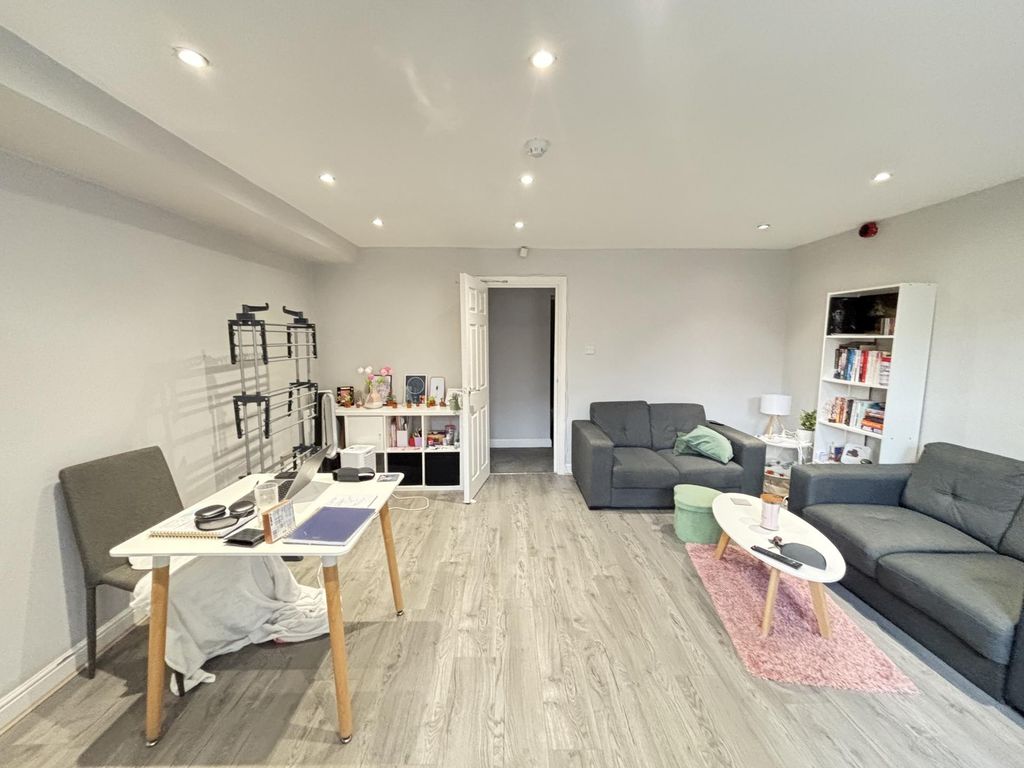 Property photo 3 of 15 Bright And Welcoming Living Room With Modern Furni...