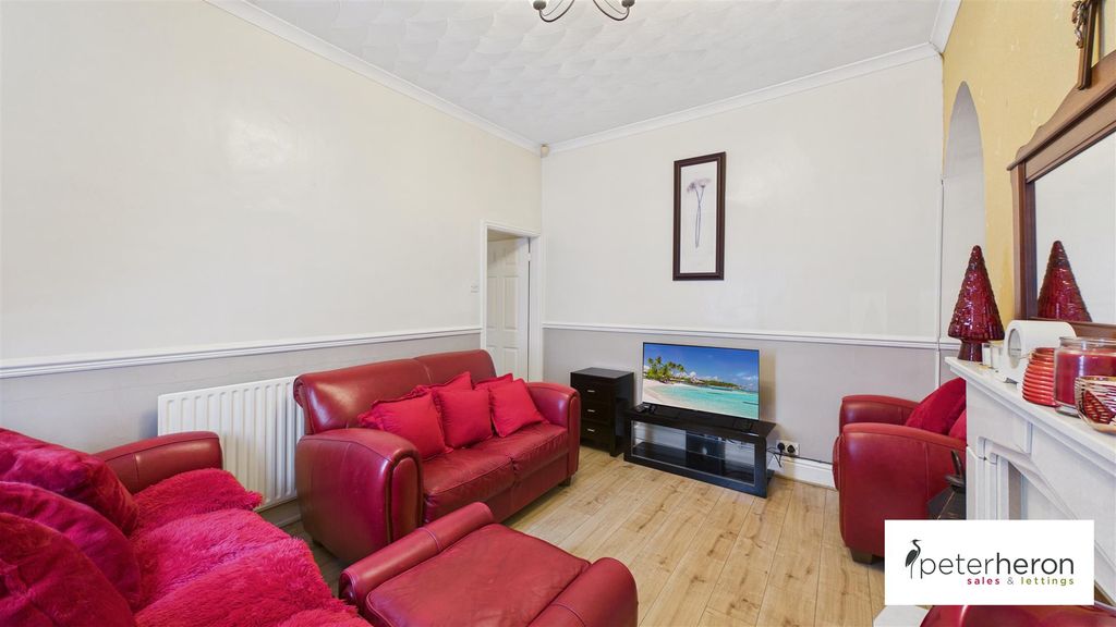 Property photo 3 of 14 Lounge