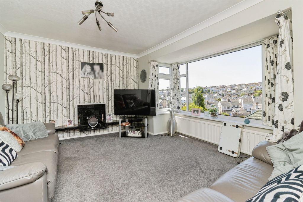 Property photo 2 of 33