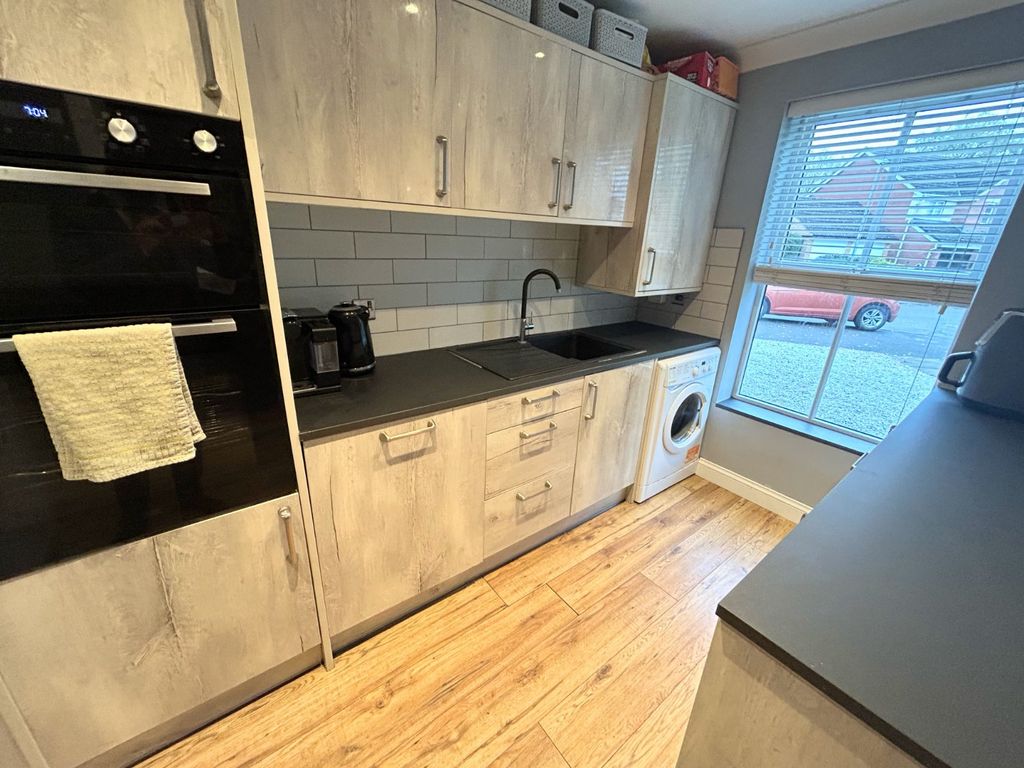 Property photo 3 of 17 Kitchen