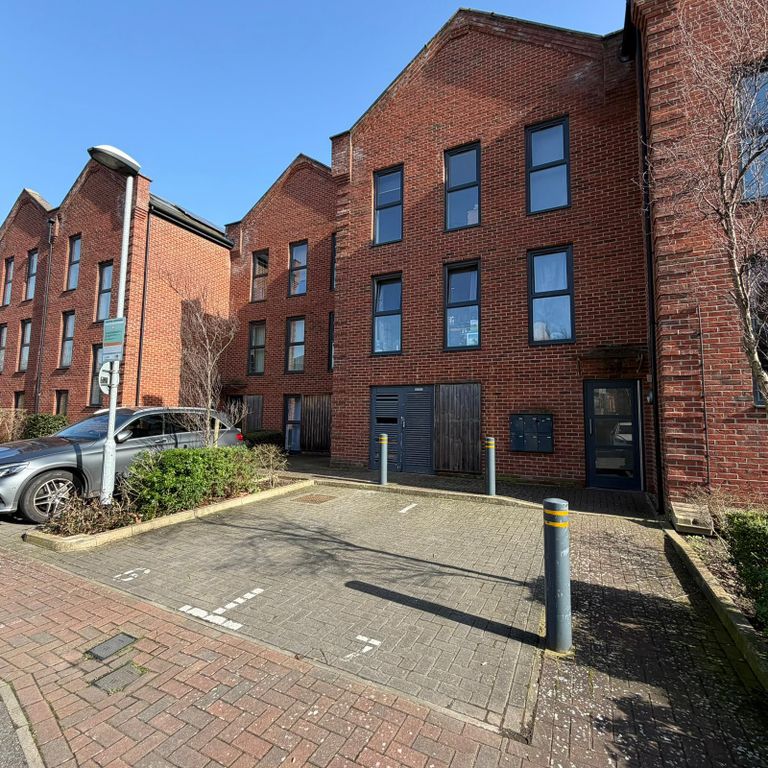 Property photo 1 of 7 2 Bed Flat To Rent Otter Way, West Drayton Ub7