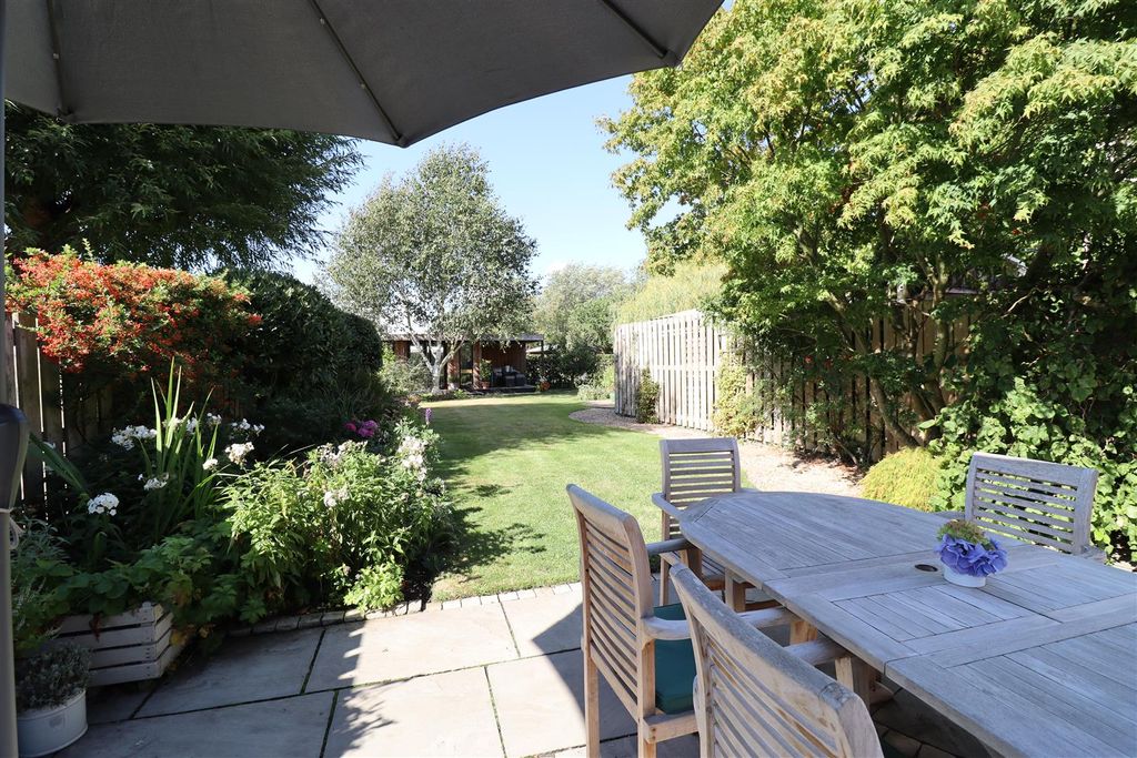 Property photo 2 of 25