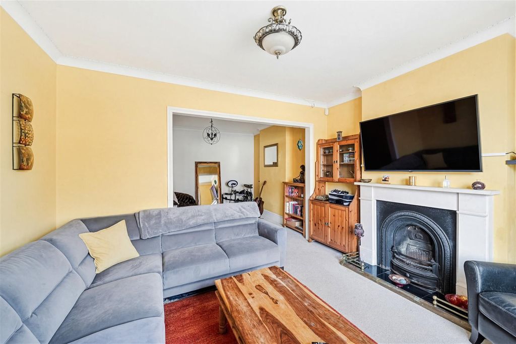 Property photo 2 of 20 Lyne Regis Road