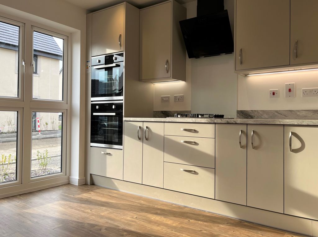 Property photo 3 of 17 Kitchen