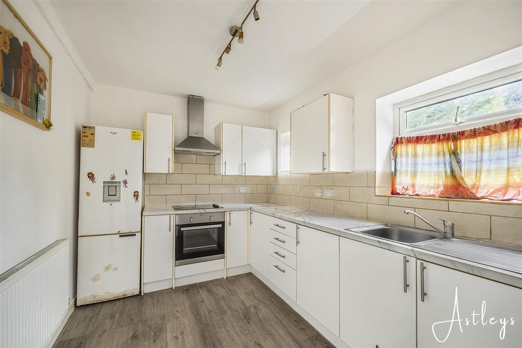 Property photo 3 of 17 Kitchen