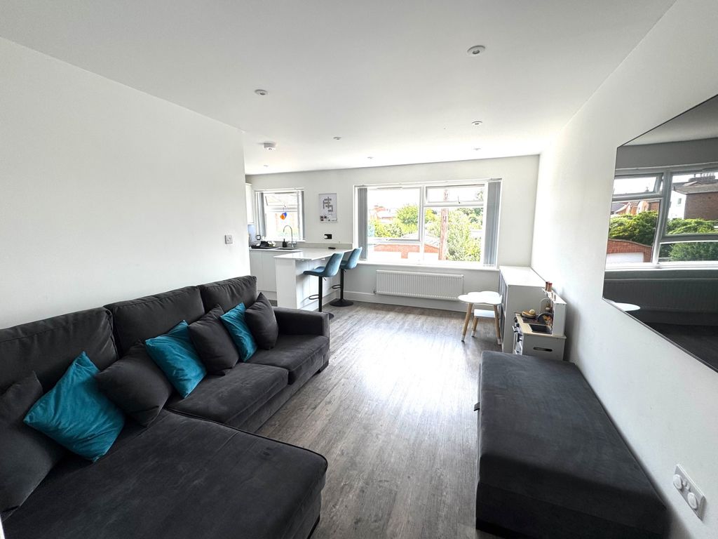 Property photo 3 of 10 Lounge 2