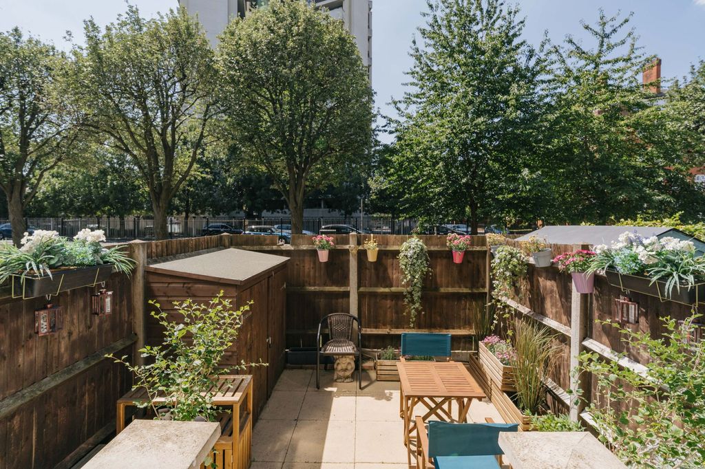 Property photo 2 of 12 Lysander House E2
