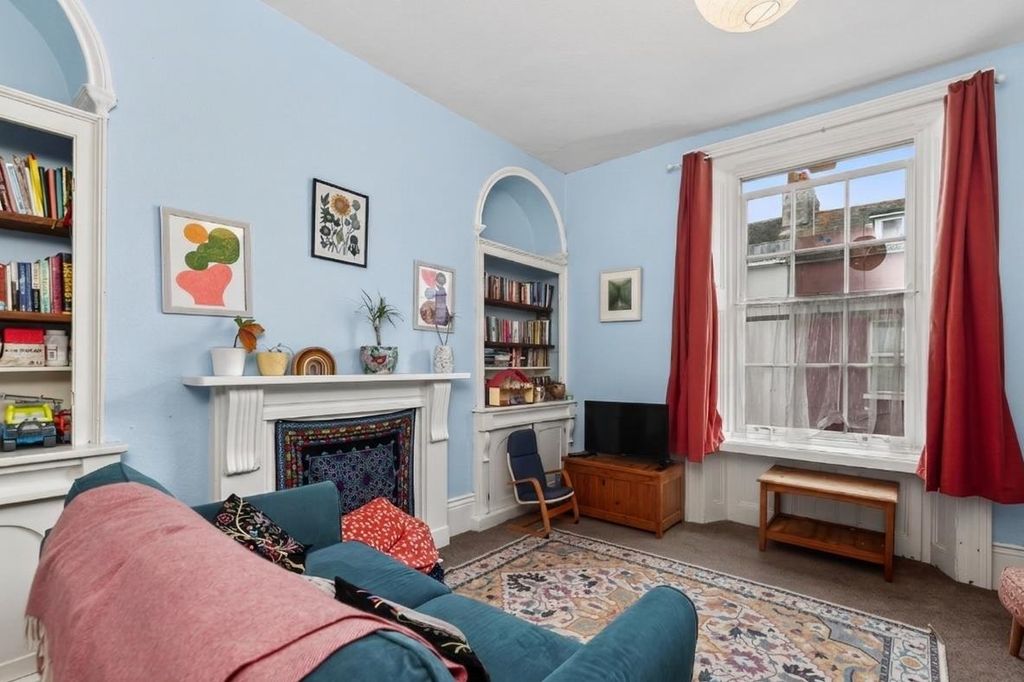 Property photo 2 of 12 Lounge