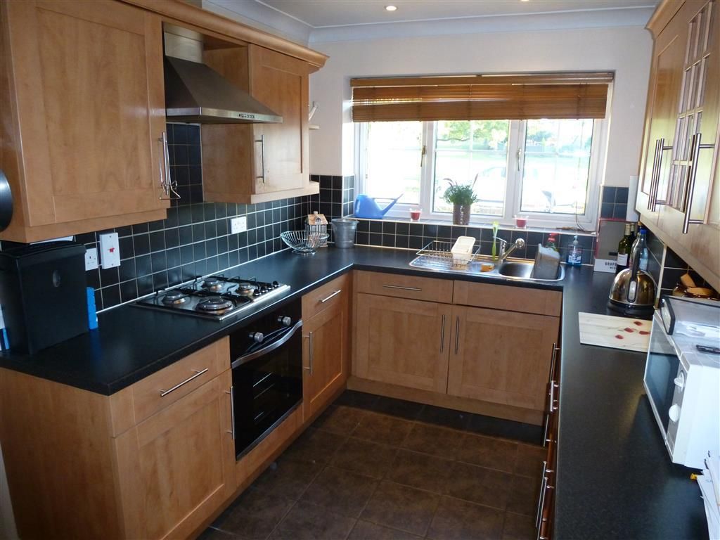 Property photo 3 of 8 Kitchen