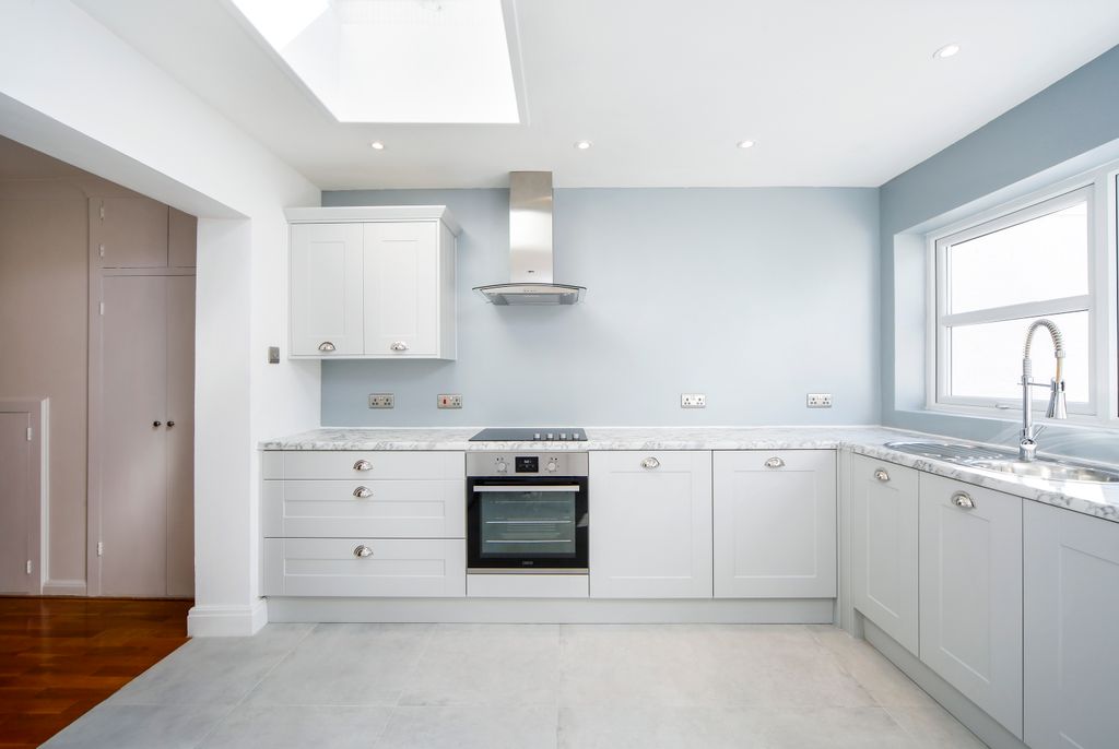 Property photo 2 of 10 Kitchen