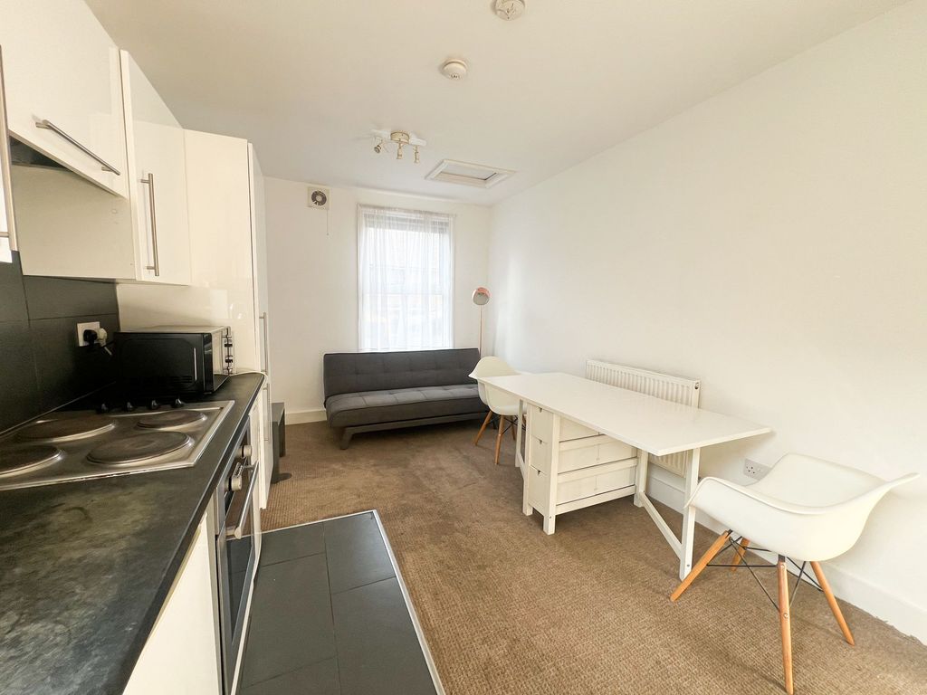Property photo 2 of 6 High Rd Leytonstone E11