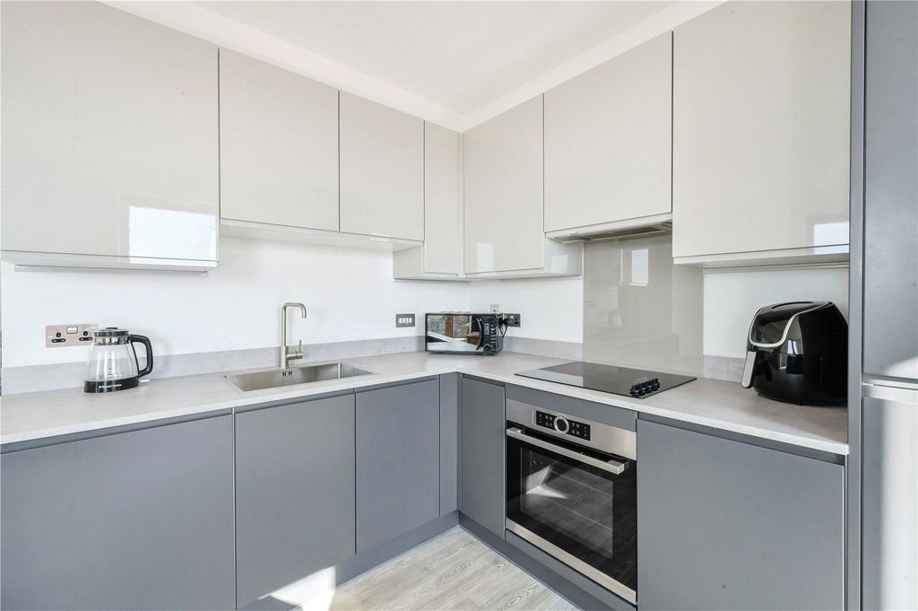 Property photo 3 of 11 Crane Court