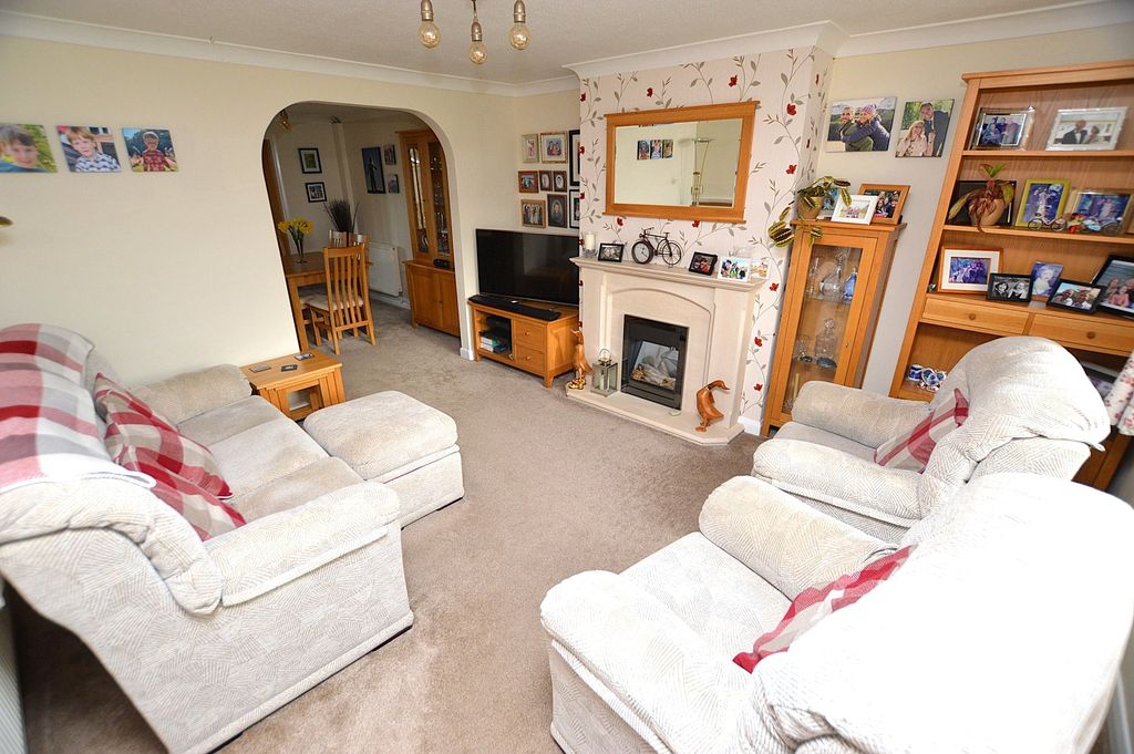 Property photo 2 of 13 Lounge