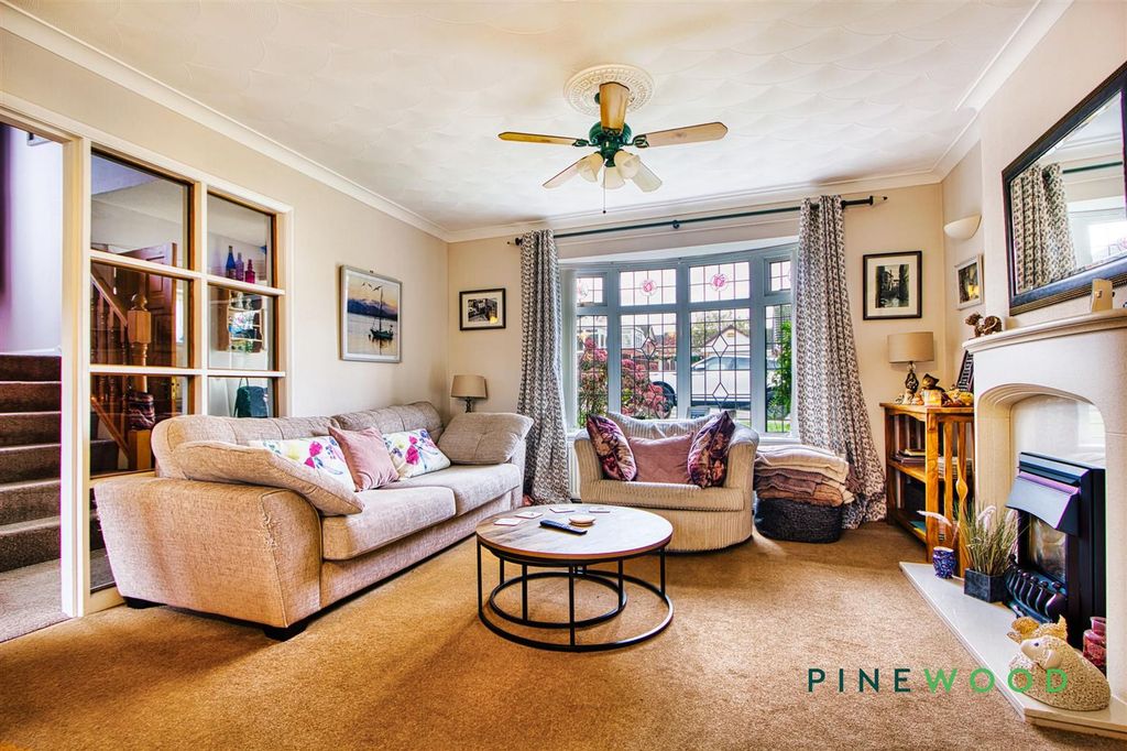 Property photo 3 of 33 Lounge / Dining Room