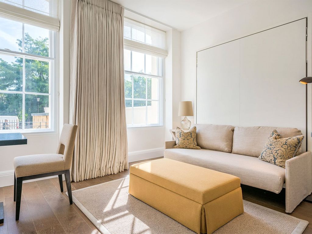 Property photo 1 of 8 Lincolns Inn Fields