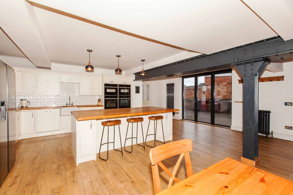 Property photo 2 of 60