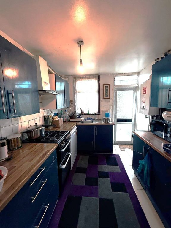 Property photo 1 of 12 Three Bedroom House Ideal For Working Families Close To Ilford Station