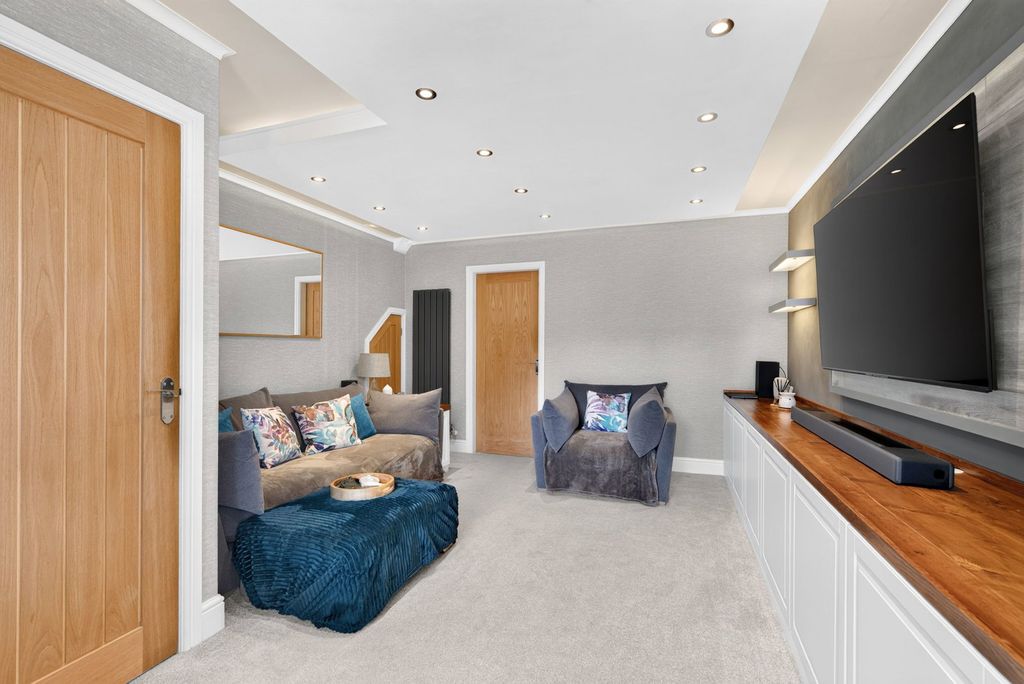 Property photo 2 of 32