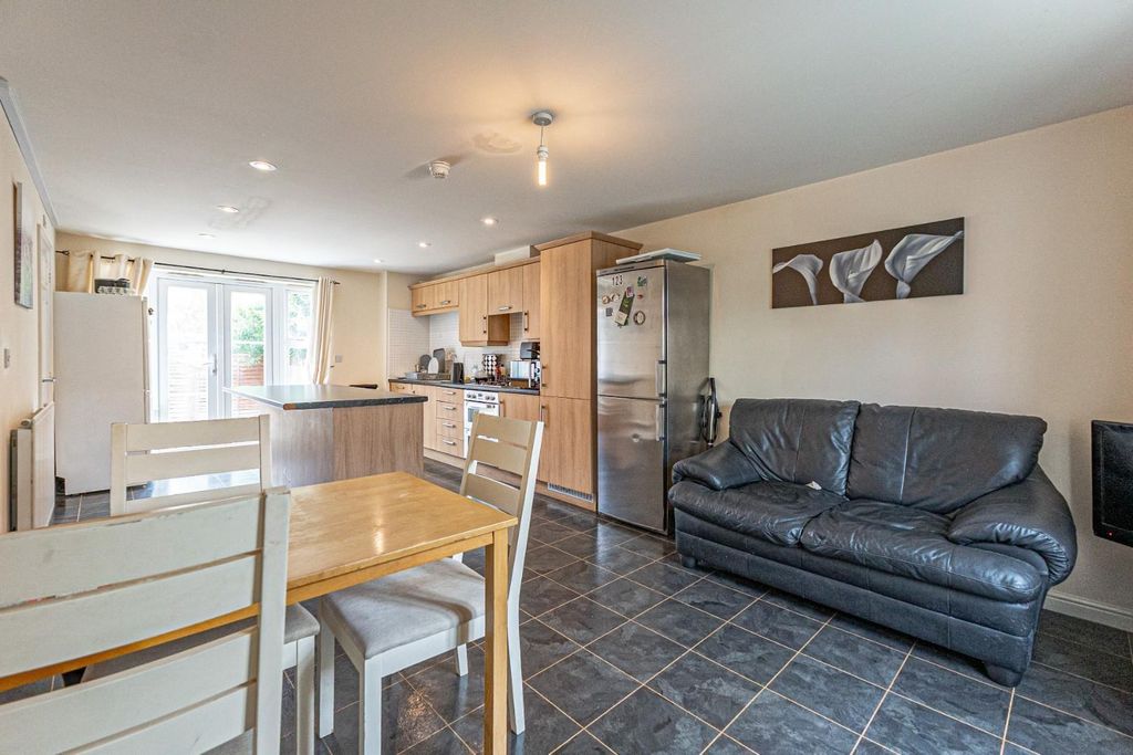 Property photo 3 of 6 Lounge Kitchen HMO Aylesbury.Jpg