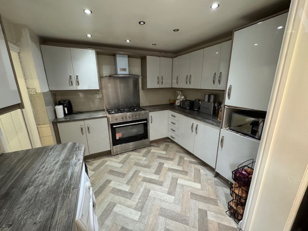 Property photo 3 of 17 10 Stetchford Road Kitchen 3