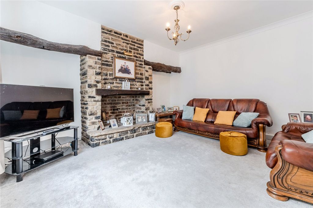 Property photo 3 of 15 Lounge