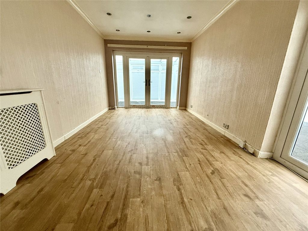 Property photo 2 of 17 Lounge