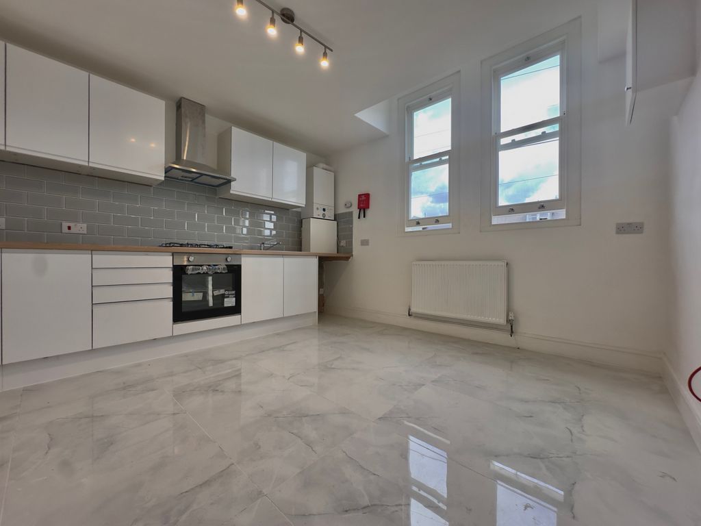 Property photo 1 of 8 Newy-Refurbished 2 Bedrooms Flat To Rent In Tooting