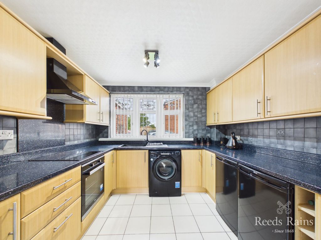 Property photo 3 of 32 Kitchen