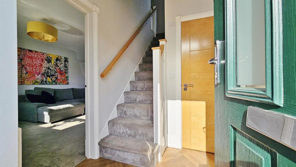 Property photo 3 of 29 Entrance Hall