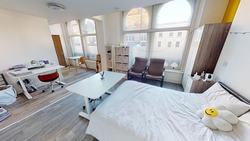 Property photo 2 of 6 Bright And Spacious Double Bedroom Featuring Large...