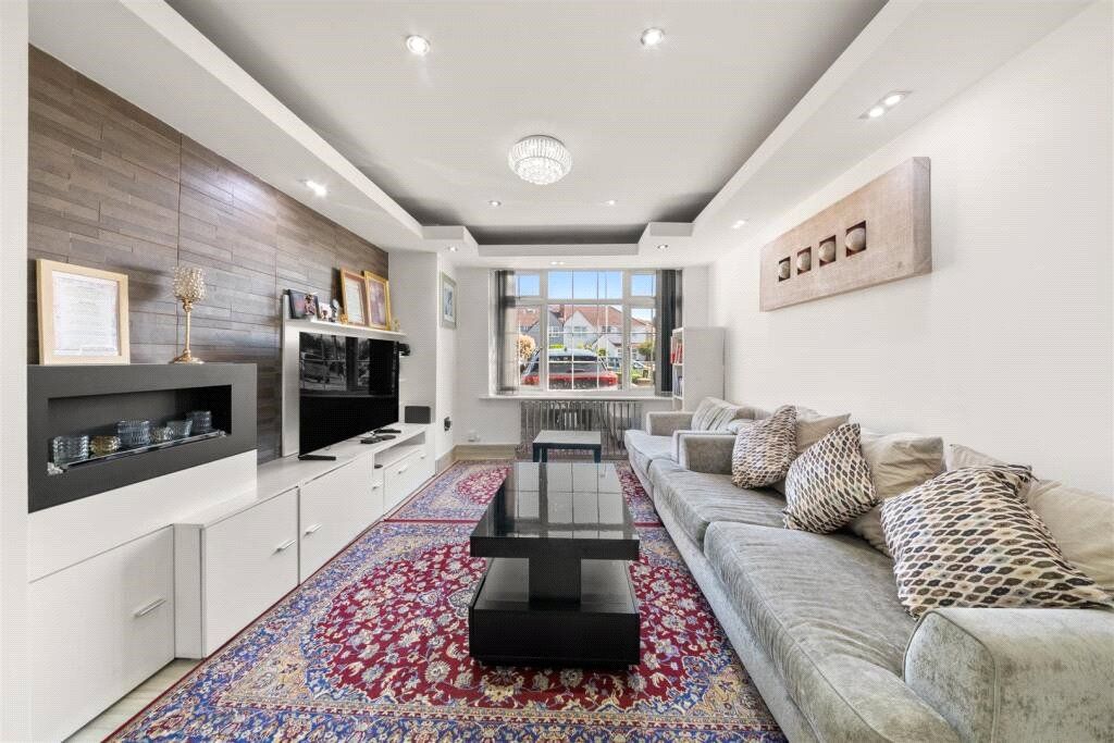 Property photo 3 of 14 Lounge