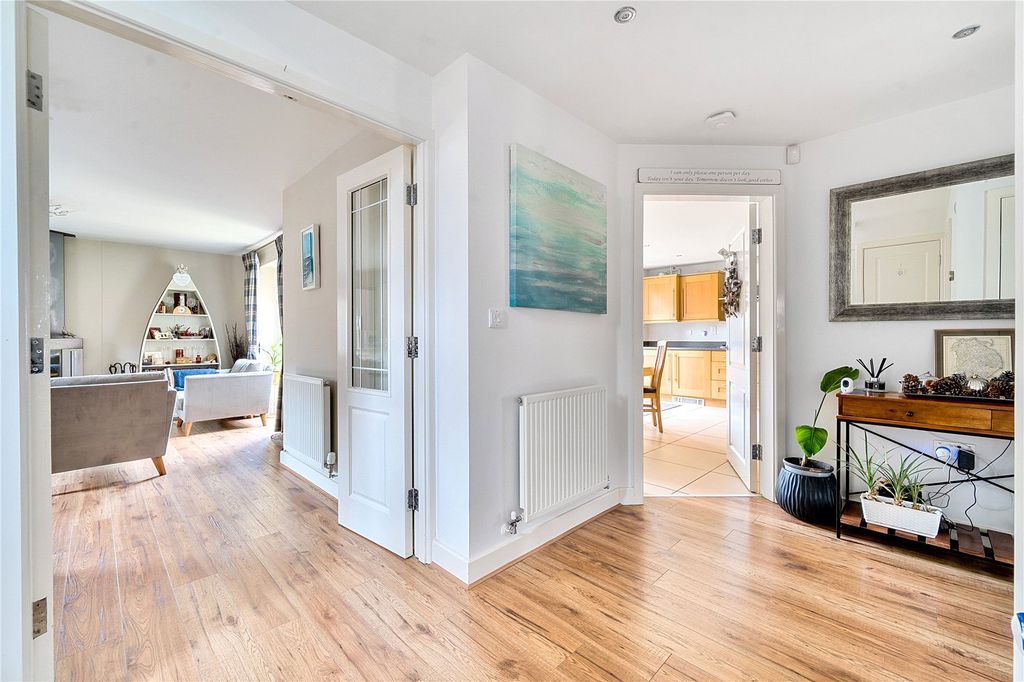 Property photo 3 of 19 Entrance Hall