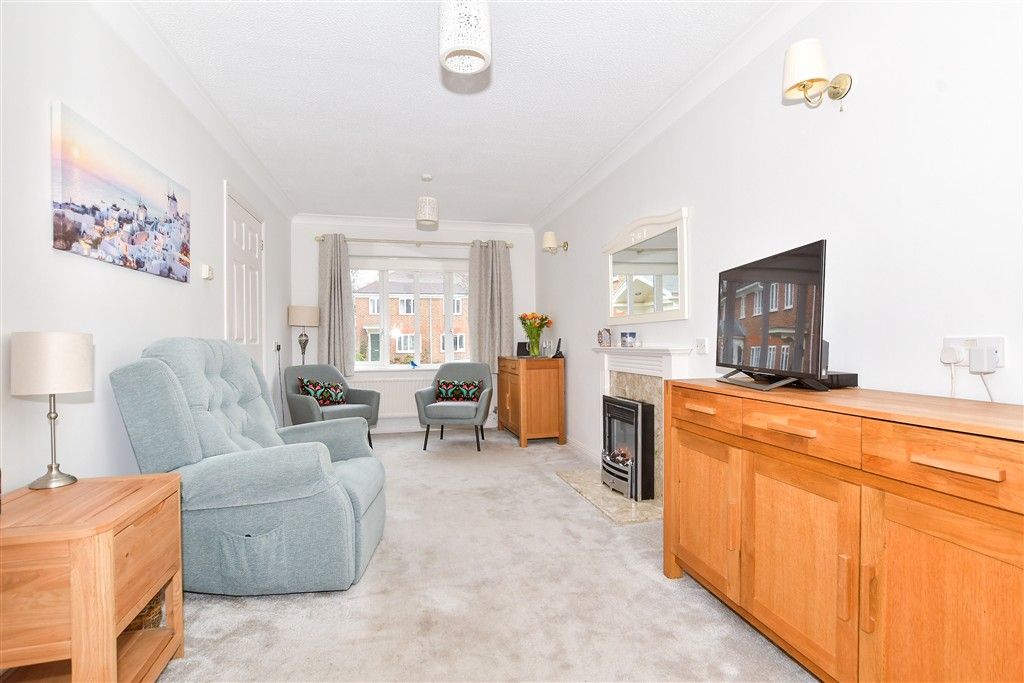 Property photo 2 of 11 Lounge