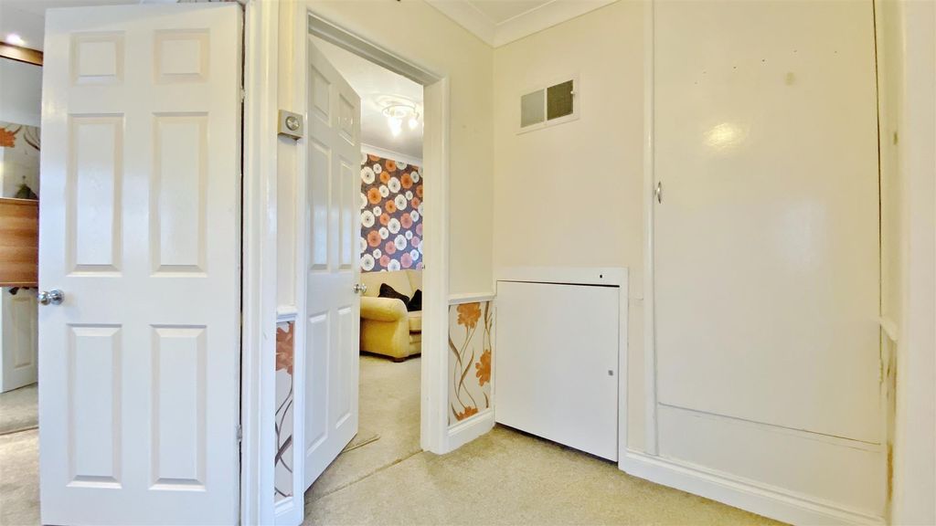 Property photo 3 of 18 Hallway