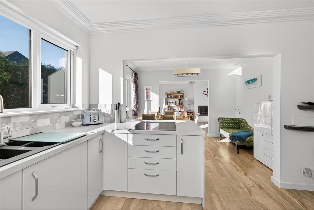 Property photo 3 of 25 Kitchen