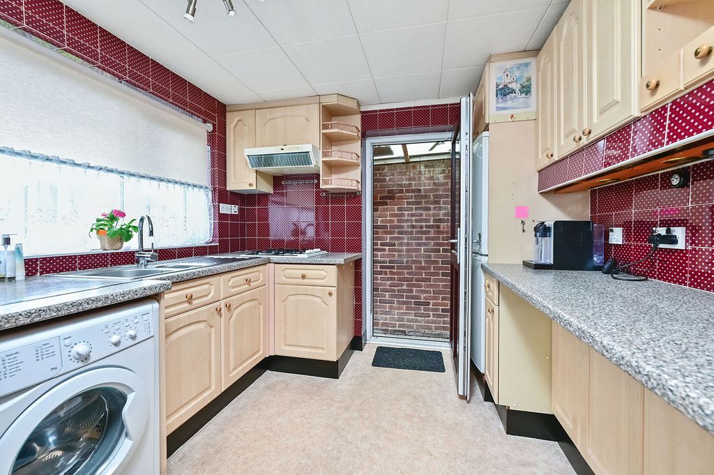 Property photo 3 of 10 5 Chestnut Close (9)