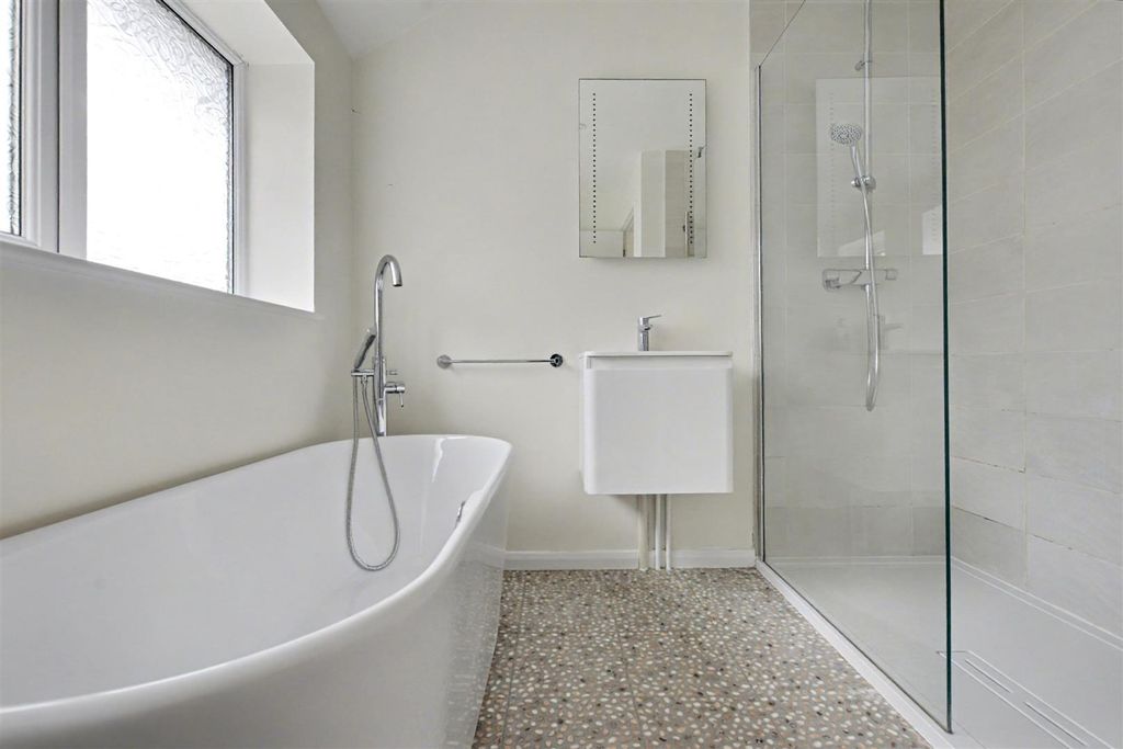 Property photo 2 of 22 Bathroom_1.Jpeg