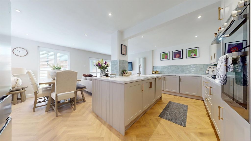 Property photo 2 of 39 Renwick Avenue Kitchen