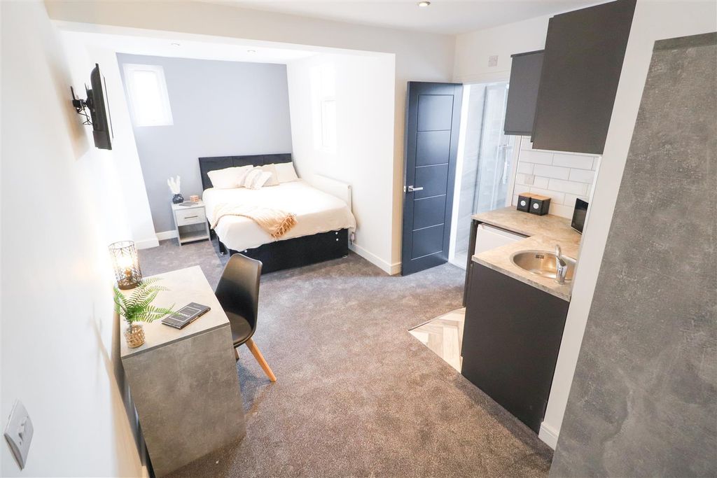 Property photo 1 of 8 17 Regent Street-9.Jpg