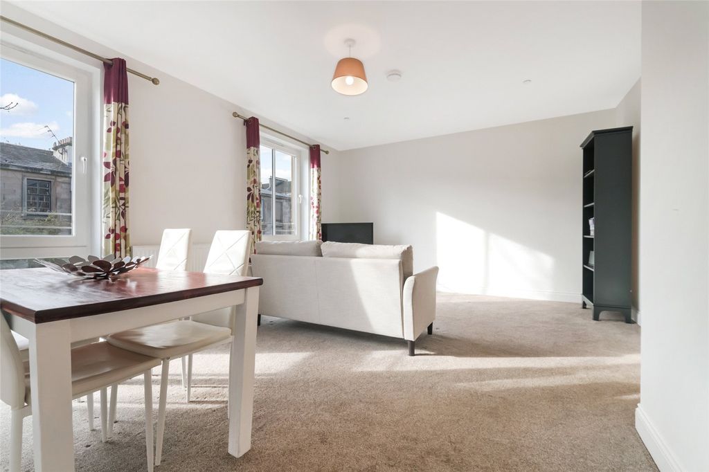 Property photo 3 of 17 Living Room