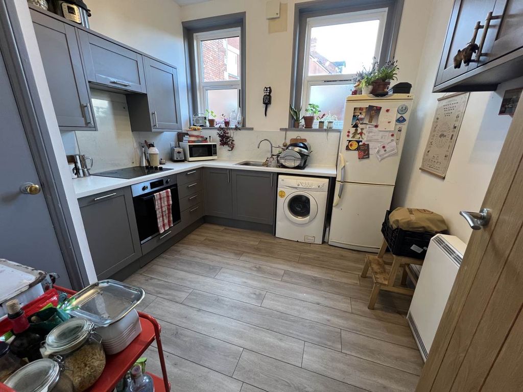 Property photo 3 of 11 Kitchen