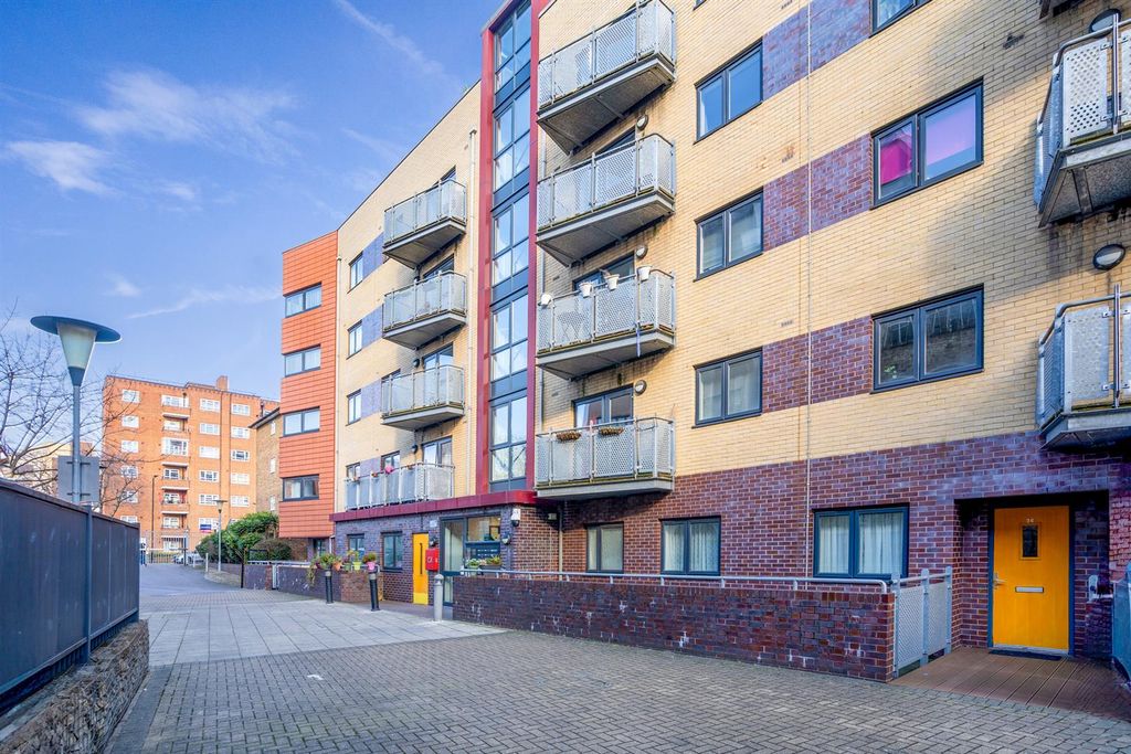 Property photo 2 of 16 15 For Sale 3 Bedroom Flat Garden Murray Grove N1