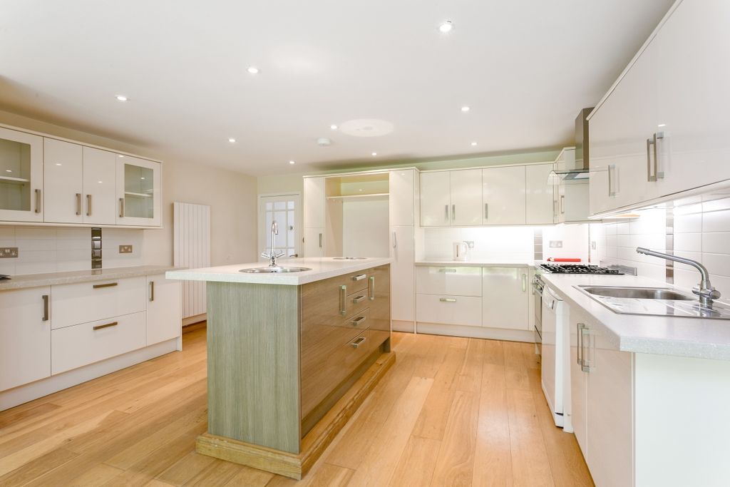 Property photo 2 of 13 22 Fieldhead Gard...
