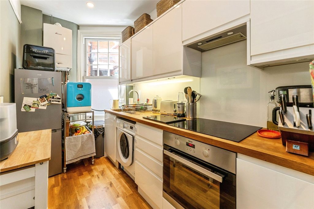 Property photo 2 of 11 Kitchen