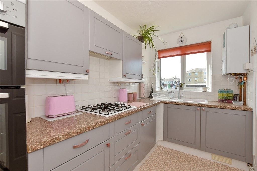 Property photo 3 of 7 Kitchen
